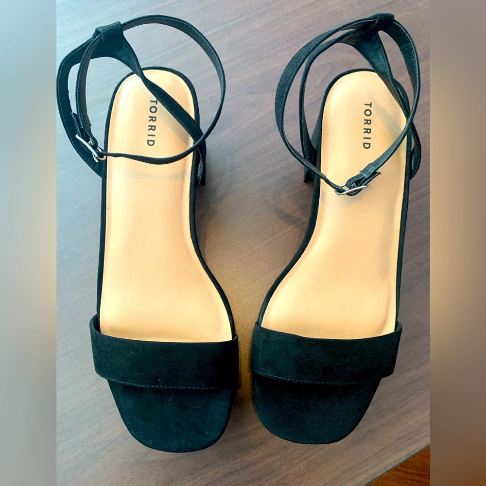 TORRID SIZE 10.5 BLACK PLATFORM HEELS VELVETEEN NEW IN BOX